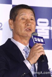 [동아포토]김성근 “‘파울볼’ 보는 내내 눈물 흘렸다”