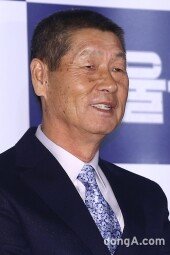 [동아포토]‘파울볼’ 김성근 감독, “새 독립구단 ‘미라클’ 대환영이다”