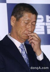 [동아포토]‘파울볼’ 생각에 잠긴 한화이글스 김성근 감독