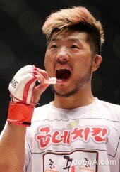 [동아포토]‘로드FC’ 권아솔 “챔피언 먹었어”