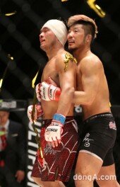 [동아포토]‘로드FC’ 권아솔, 뜨거운 백허그.. 경기 매너도 챔피언