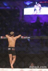 [동아포토]‘로드FC’권아솔, 챔이언의 여유.. 경기중 모니터링