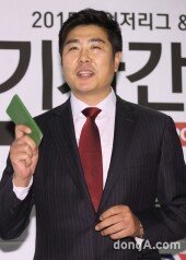 [동아포토]정민철, 공부하는 해설위원