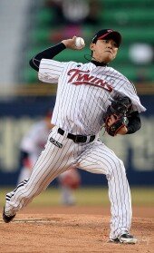 [포토] ‘프로야구 중계’ LG 임정우, 롯데 타선 향한 역투