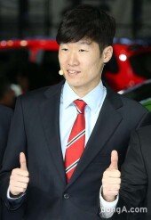 [동아포토]‘서울모터쇼’ 찾은 박지성.. 엄지 척~