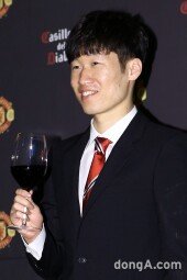 [동아포토]박지성 ‘맨유 공식 와인 마셔봐요~’