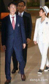 [동아포토]윤덕여 감독, '금의환향' 미소 여자월드컵 사상 16강 첫 진출