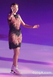 [동아포토]피겨퀸 김연아, 반가운 손인사~