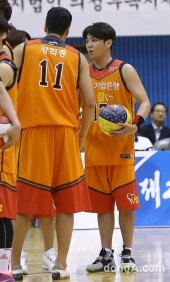 [동아포토]슈퍼주니어 강인 ‘오늘 경기는 꼭 우승해야죠!’