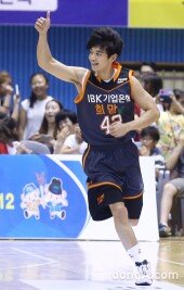 [동아포토]샤이니 민호 ‘첫 골은 역시 불꽃 카리스마!’