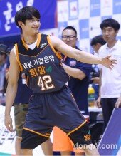 [동아포토]샤이니 민호 ‘남자들도 뒤돌아보는 만찢남’