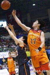 [동아포토]슈퍼주니어 강인 ‘내 슛을 막지마’