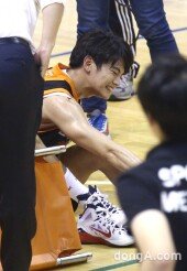 [동아포토]샤이니 민호 ‘부상에 고통스러운 표정’