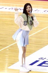 [동아포토]레드벨벳 조이 ‘선수들 힘내세요~’