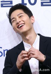 [동아포토]송중기 ‘하트보다 심쿵한 미소’