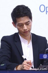 [동아포토]송중기 ‘사인만해도 화보느낌이 물씬~’