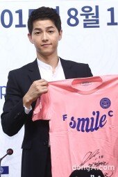 [동아포토]송중기 ‘미소를 부르는 훈훈함’