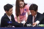[동아포토]박지성-송중기 ‘축구로 뭉친 훈훈한 투샷’