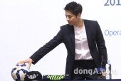 [동아포토]송중기 ‘축구가 좋아’