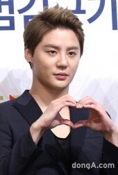 [동아포토]JYJ 김준수 ‘도도한 하트~’