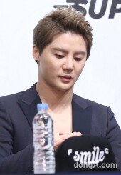 [동아포토]김준수 ‘오랜만에 사인하네~’