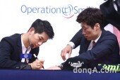 [동아포토]박지성-송중기 ‘사인 좀 해볼까?’