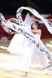 [동아포토]손연재 ‘마문-솔다토바와 애절한 콜라보 연기’