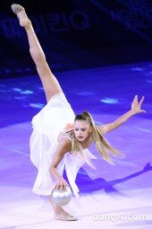 [동아포토]알렉산드라 솔다토바 ‘조각상같은 볼 연기’