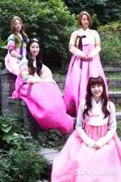 [동아포토+]멜로디데이 ‘단아한 한복도 잘 어울리죠?’