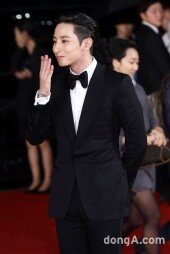 [동아포토]이수혁 ‘훈남의 손키스~’ (부산국제영화제)