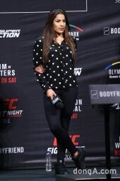 [동아포토]줄리아나 페나 ‘시선 사로잡는 건강미’