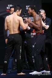 [동아포토]김동현-도미닉 워터스 ‘경기 끝나면 형 동생 할 기세’