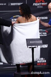 [동아포토]벤슨 헨더슨 ‘못 보겠다’