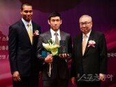 [포토] 남자프로농구 올해의 선수상을 수상한 양동근과 전년도 수상자 문태종