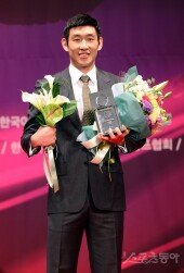 [포토] 남자프로농구 올해의 선수상을 수상한 양동근 기념촬영