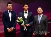 [포토] '2015 동아스포츠대상' 프로축구 올해의 선수상 염기훈과 기념촬영