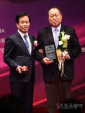 [포토] 특별상 수상한 김인식 감독과 스포츠동아대표 송대근