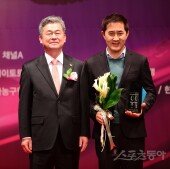 [포토] 남자프로골프 올해의 선수상 이수민 대신 그의 아버지