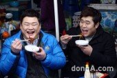 [동아포토]김준현-문세윤 '포장마차 습격한 먹방 브라더스~'