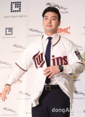 [동아포토]박병호 "미네소타 유니폼 잘 어울려요?"