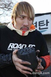 [동아포토]최홍만, 연탄 든 파이터