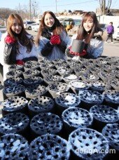 [동아포토]로드걸 3인의 연탄 나눔 사랑