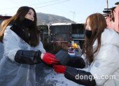 [동아포토]로드걸 공민서-최슬기, 연탄 나르는 아름다운 손