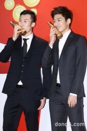 [동아포토]배드민턴 유연성-이용대, 가장 짜릿한 금빛 키스!