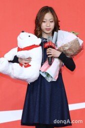 [동아포토]피겨 유영 ‘곰인형이 잘 어울리는 수상자!’