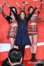 [동아포토]트와이스 ‘피겨요정 유영 선수와 깜찍한 무대!’