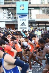 [동아포토]2016 서울국제마라톤 ‘힘찬 출발’