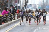 [동아포토]‘2016국제마라톤’ 시민들 응원 받으며 달리는 외국선수들