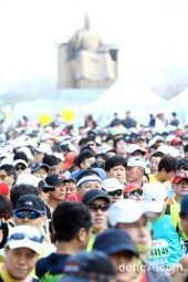 [동아포토]2016 서울국제마라톤 ‘광화문 꽉 채운 마라토너들’