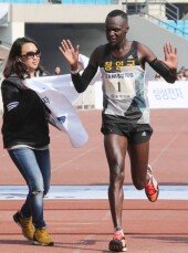 [동아포토]에루페, '서울국제마라톤' 2시간 5분 12초 한국 최고 기록 갱신